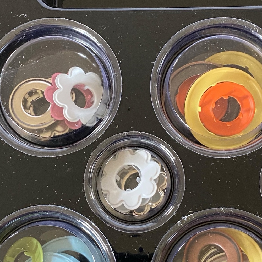 Making Memories Grommet Tools and Grommets Floral and Round Multicolor Scrapbook - Picture 5 of 7
